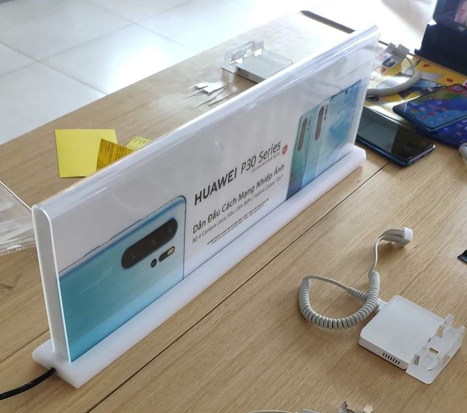 Nhiều cửa hàng tại Việt Nam gỡ bàn trải nghiệm điện thoại Huawei