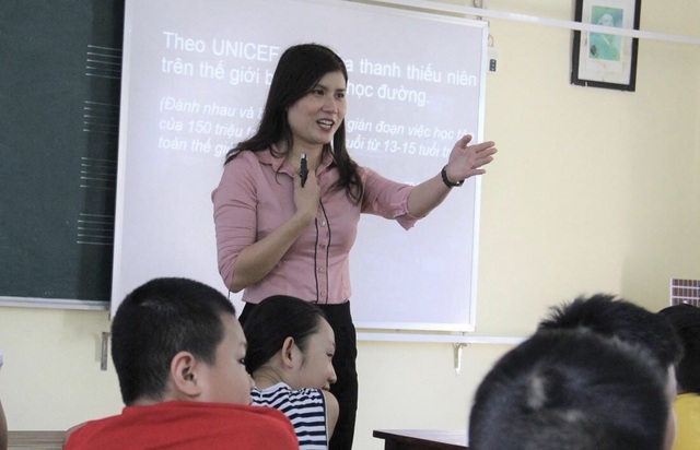 Cô hiệu phó mở lớp dạy kỹ năng sống miễn phí cho học sinh