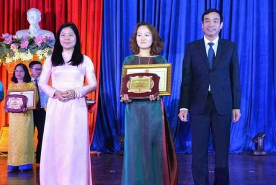 Phó Chủ tịch UBND thành phố Đà Nẵng ông Lê Trung Chinh trao chứng nhận Nhà giáo Đà Nẵng tiêu biểu năm học 2018 - 2019
