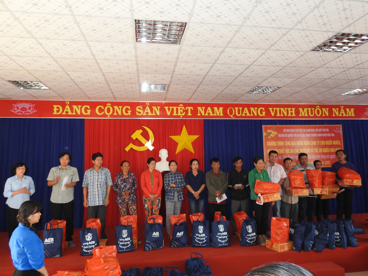 Bà Lê Thị Thu Hồng, Chủ tịch Hội nạn nhân chất độc da cam tỉnh Long An, (Người đứng đầu bên phải) phát biểu