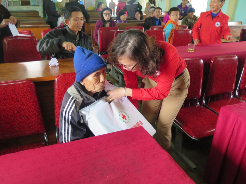 Bà Nguyễn Thị Thu Hiền- Phó Chủ tịch Hội Chữ thập đỏ tỉnh trao quà Tết cho người già khuyết tật tại Hồng Sơn, Đô Lương