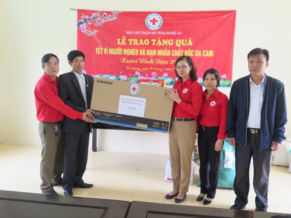 Bà Nguyễn Thị Thu Hiền - Phó Chủ tịch Hội Chữ thập đỏ tỉnh trao ti vi cho Trung tâm Bảo trợ xã hội Nghệ An tại Đô Lương