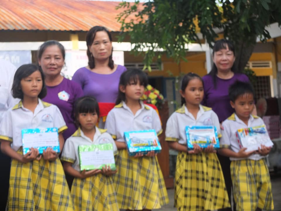 Chị Tuyết (đứng bên phải) chụp ảnh lưu niệm với các cháu học sinh có hoàn cảnh khó khăn vượt khó vươn lên đạt thành tích xuất sắc trong học tập tại trường Tiểu học Trường Xuân 2, xã Trường Xuân, huyện Thới Lai, thành phố Cần Thơ