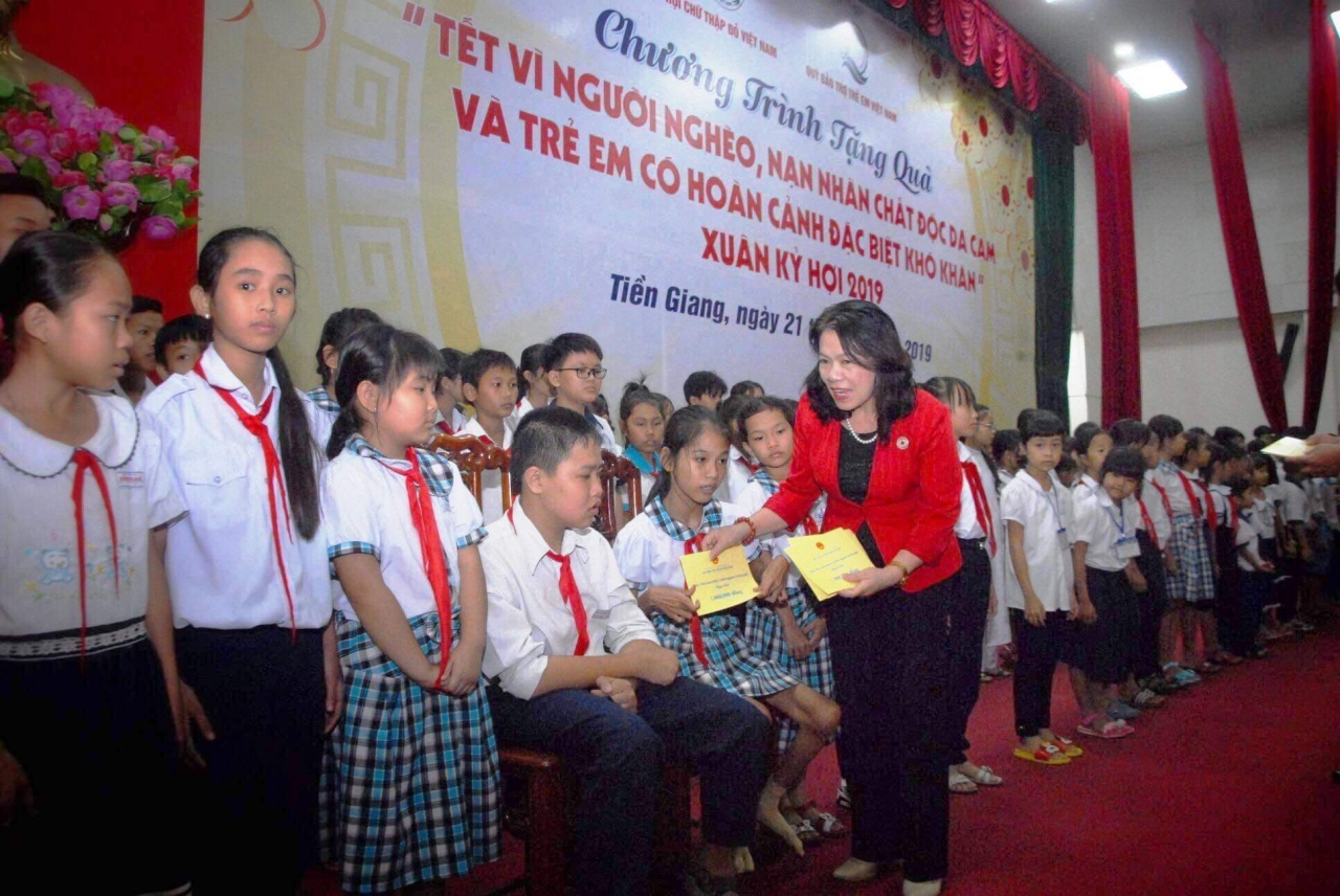 Chủ tịch Hội Chữ thập đỏ Việt Nam Nguyễn Thị Xuân Thu, tặng quà trẻ em có hoàn cảnh đặc biệt khó khăn trên địa bàn tỉnh Tiền Giang