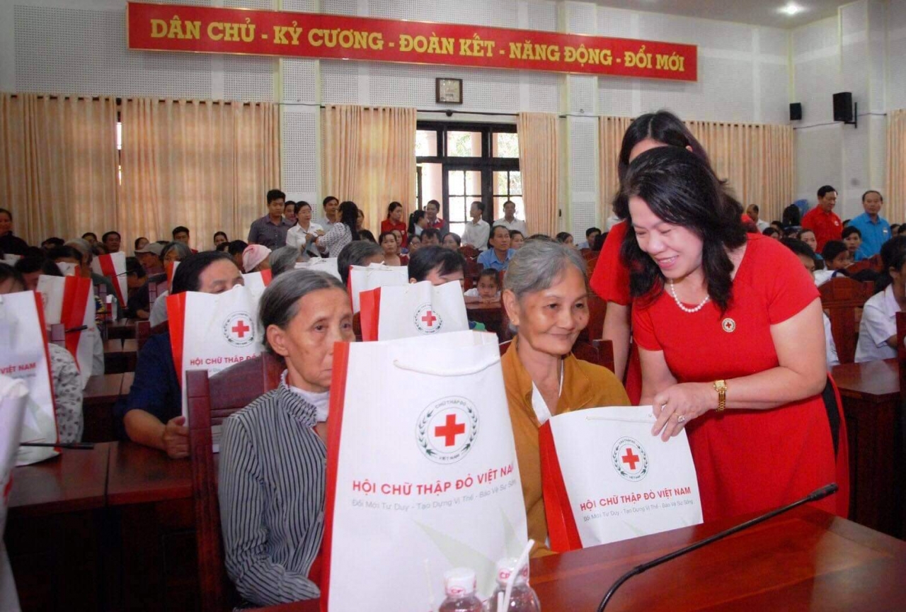Chủ tich TW Hội Chữ thập đỏ Việt Nam, tặng quà gia đình chính sách và nạn nhân chất độc da cam tại Bến Tre