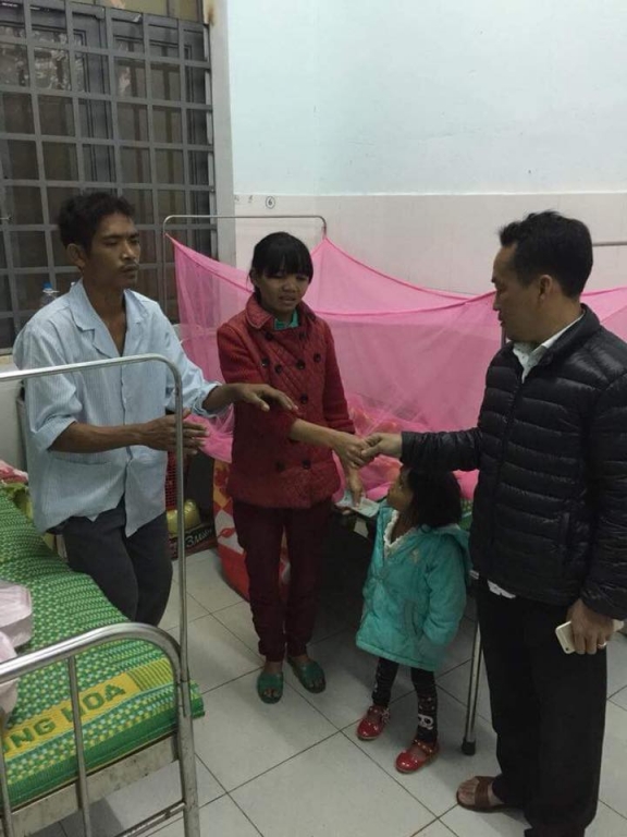 Gia đình bệnh nhân nghèo được Quỹ hõ trợ bệnh nhân nghèo Gia Lai trao quà hỗ trợ