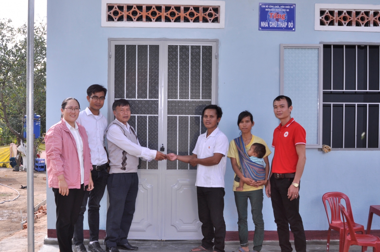 Hội Chữ thập đỏ huyện Đak Hà trào chìa khóa ngôi nhà mới cho gia đình anh A Tho và chị Diêr