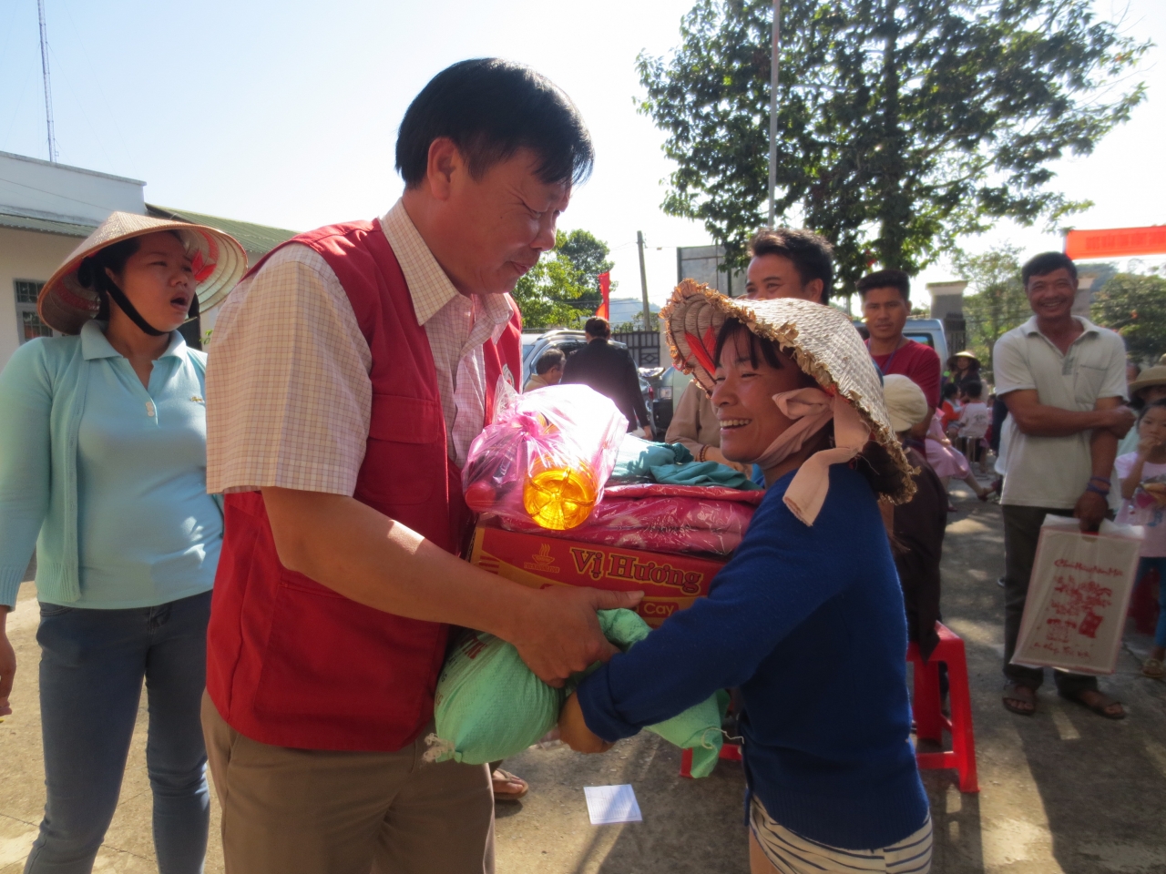Lãnh đạo Hội Chữ thập đỏ tỉnh trao tặng những phần quà cho người nghèo