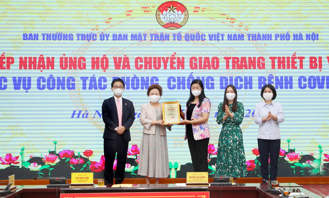 Madame Nguyễn Thị Nga đại diện Tập đoàn BRG, SeABank và Công ty Thành phố thông minh nhận Chứng nhận từ Ủy ban MTTQ Việt Nam Thành phố Hà Nội