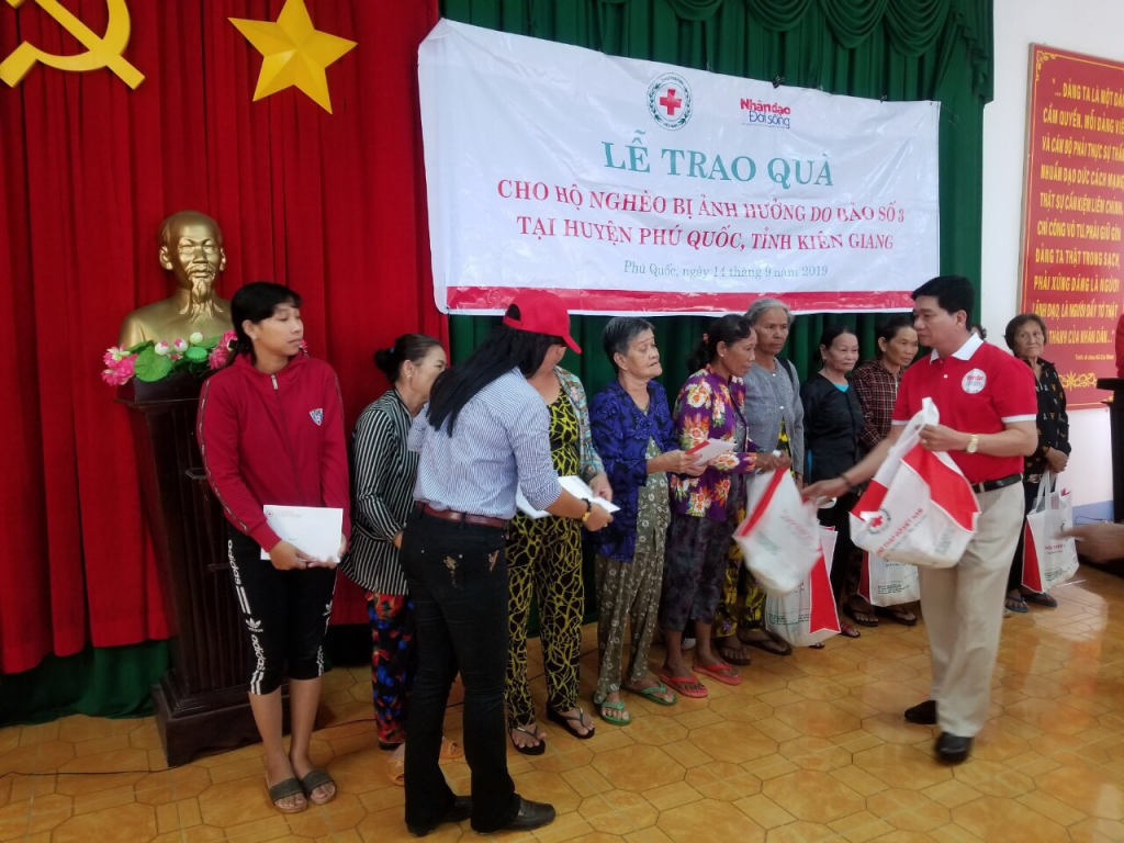 ng Nguyễn Văn Cương Trưởng cơ quan đại diện Phía nam Báo điện tử Báo Nhân đạo và Đời sống (Người đang bên phải) đang tặng quà