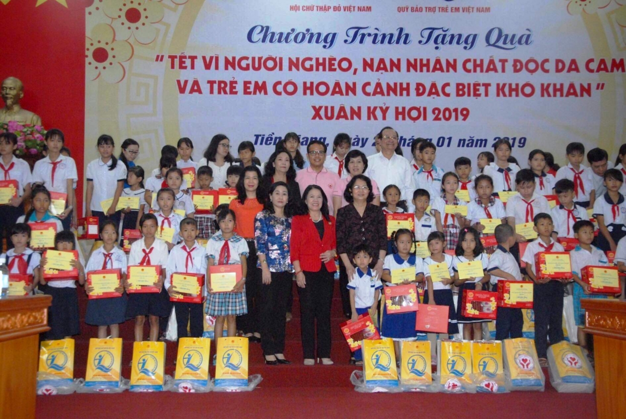 Phó Chủ tịch nước Đặng Thị Ngọc Thịnh cùng Lãnh đạo TW Hội Chữ thập đỏ Việt Nam, tặng quà các hộ nghèo, nạn nhân chất độc da camdioxin và trẻ em có hoàn cảnh đặc biệt khó khăn trên địa