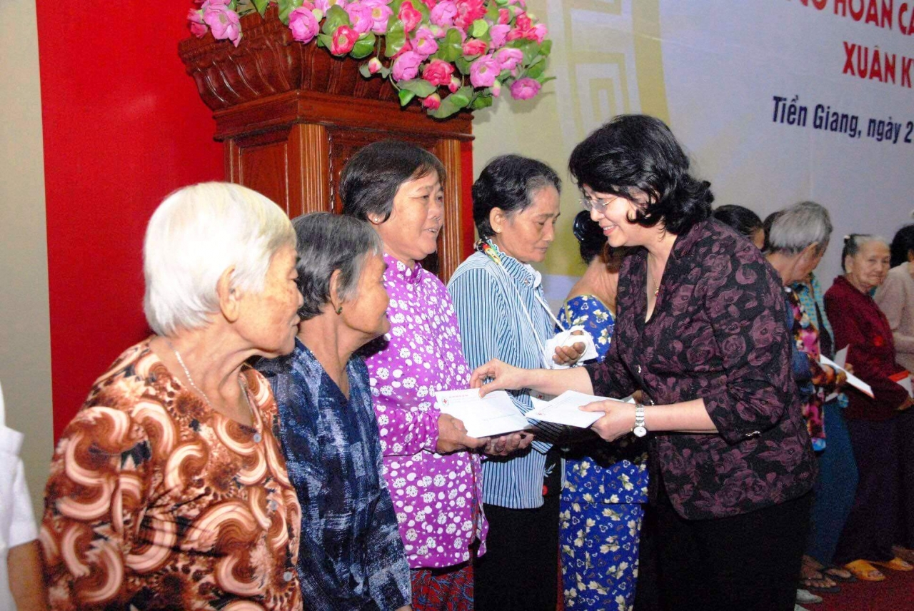 Phó Chủ tịch nước Đặng Thị Ngọc Thịnh, tặng quà các hộ nghèo, nạn nhân chất độc da camdioxin có hoàn cảnh đặc biệt khó khăn trên địa bàn tỉnh Tiền Giang