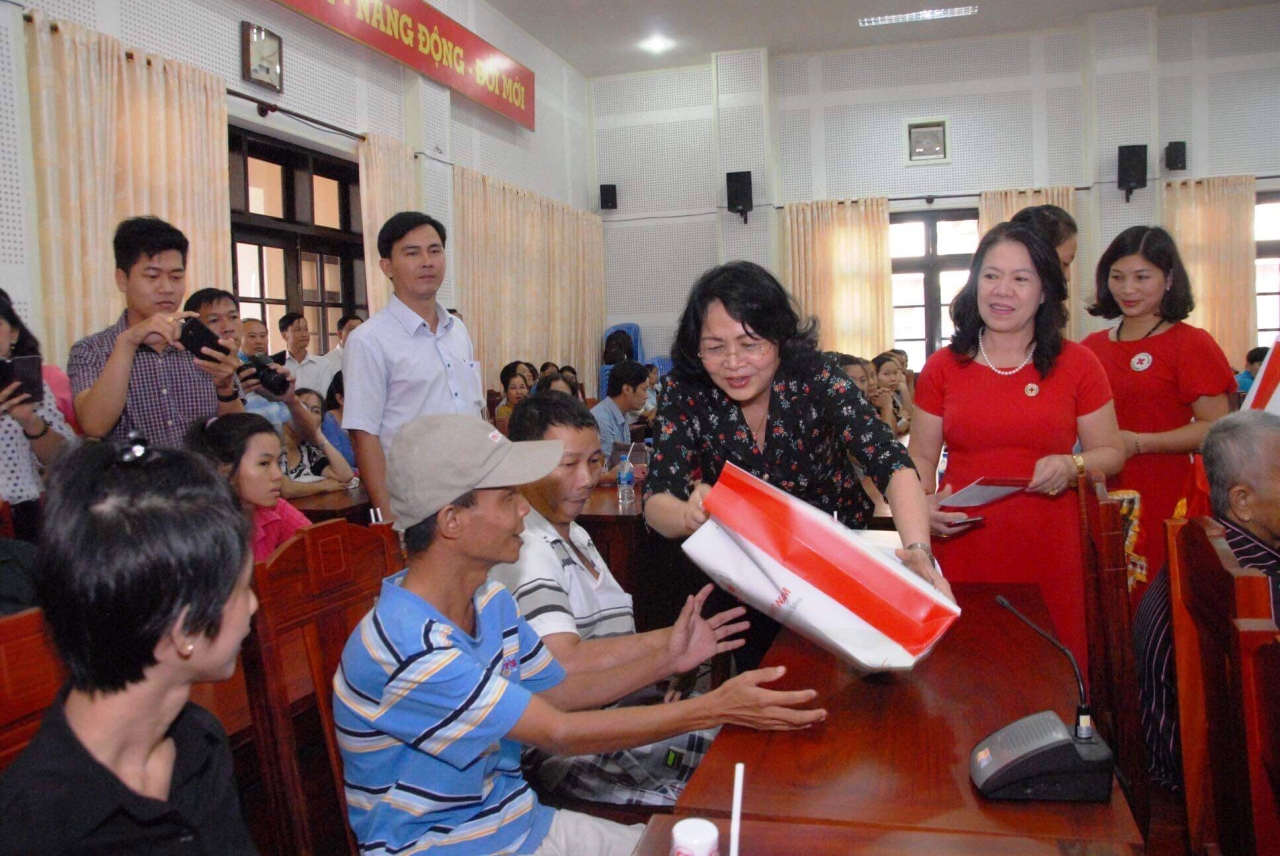 Phó Chủ tịch nước Đặng Thị Ngọc Thịnh tặng quà gia đình chính sách, nạn nhân chất độc da cam  có hoàn cảnh đặc biệt tại Bến Tre.