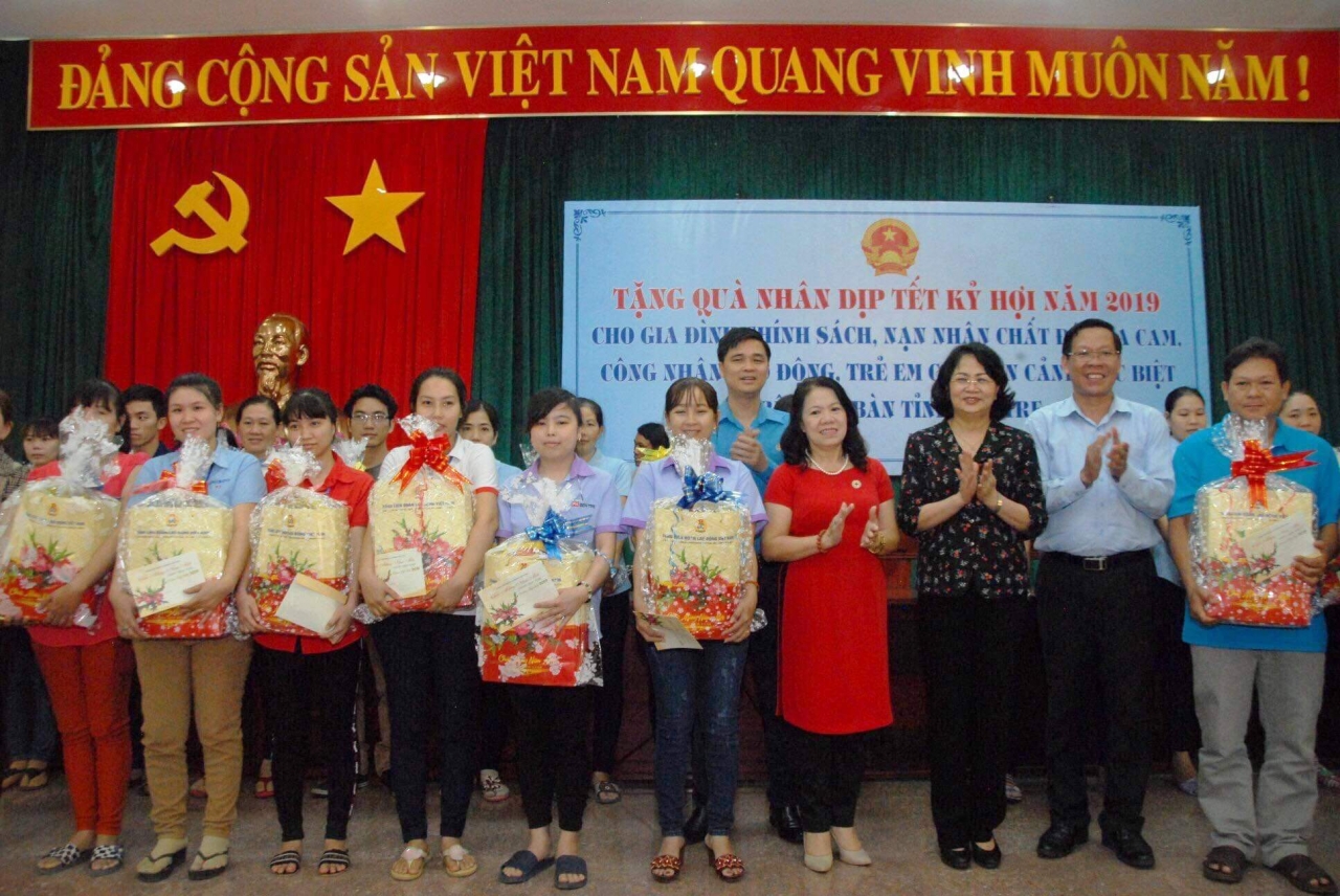 Phó Chủ tịch nước Đặng Thị Ngọc Thịnh và Chủ tịch TW Hội Chữ thập đỏ việt Nam, tặng quà công nhân lao động, trẻ em có hoàn cảnh đặc biệt tại Bến Tre.