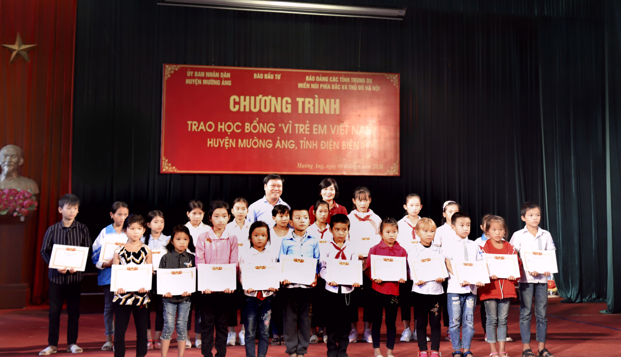 Tặng học bổng cho trẻ em gặp khó khăn tại huyện Mường Ảng