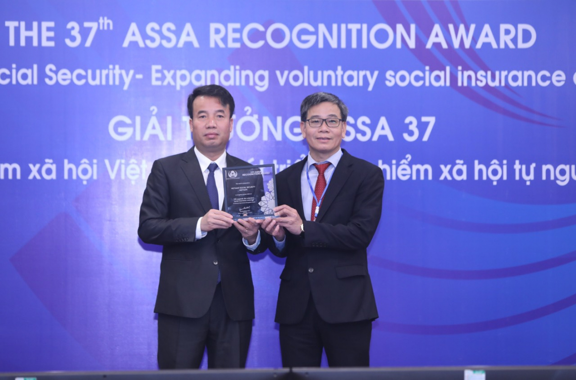 TGD Nguyen The Manh thay mat  ASSA trao giai thuong cho hang muc “Tiep tuc cai tien cho BHXH Viet Nam