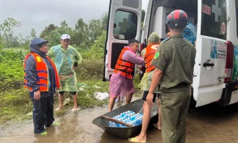 Ca sĩ Thuỷ Tiên và nhóm tình nguyện viên Chữ thập đỏ Trà Vinh hỗ trợ bà con Nghệ An thiệt hại sau bão Noru