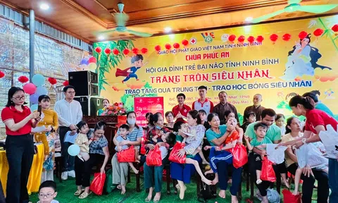 Ninh Bình: "Trăng tròn siêu nhân" tặng quà cho 129 trẻ bại não