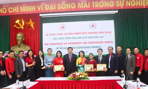 Hội Chữ thập đỏ Việt Nam đón nhận huy chương hữu nghị của Chính phủ nước CHDCND Lào