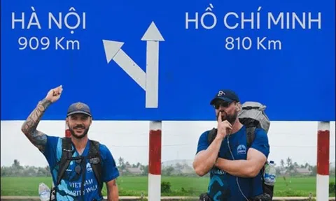 Hai thầy giáo nước ngoài đi bộ 2.000km gây quỹ vì trẻ em Việt Nam có hoàn cảnh khó khăn