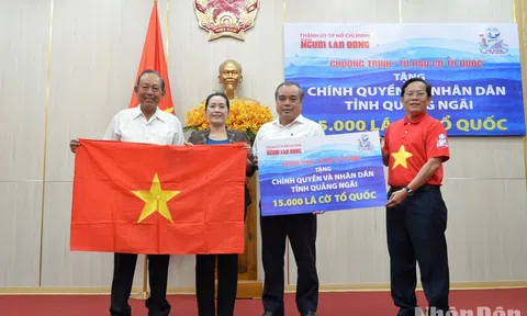 Tặng 15.000 lá cờ Tổ quốc và trao quà hỗ trợ trẻ khuyết tật, người nghèo ở Quảng Ngãi
