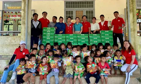 Quảng Ngãi: Trao tặng 1.050 hộp sữa Vinamilk cho các cháu học sinh