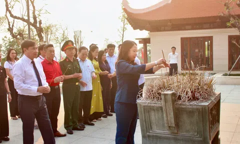 Quyền Chủ tịch nước Võ Thị Ánh Xuân dâng hương tưởng niệm các anh hùng liệt sỹ tại Điện Biên