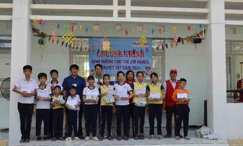 Tặng quà cho học sinh khuyết tật tỉnh Ninh Thuận