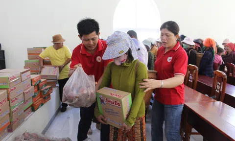 Tặng 400 suất quà cho hộ nghèo, học sinh khó khăn xã miền núi Ninh Thuận