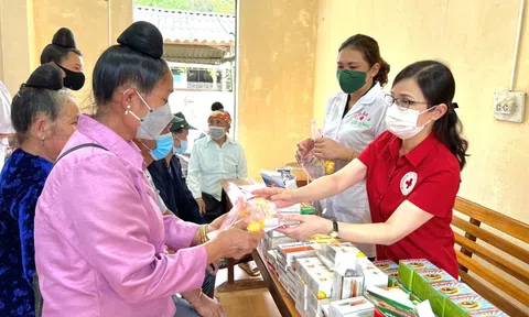 Hưởng ứng Tháng nhân đạo năm 2022:  Hội Chữ thập đỏ Sơn La tặng quà, khám chữa bệnh và cấp thuốc miễn phí