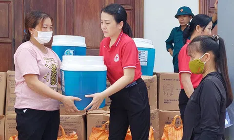 Hội Chữ thập đỏ Nghệ An: Trao 200 bình lọc nước cho bà con vùng ngập lụt huyện Quỳnh Lưu, tỉnh Nghệ An