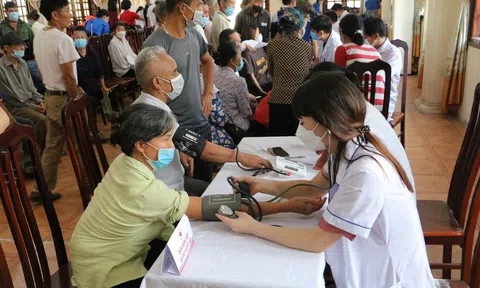 Hà Nội: Khám bệnh, cấp phát thuốc cho 200 người dân có hoàn cảnh khó khăn