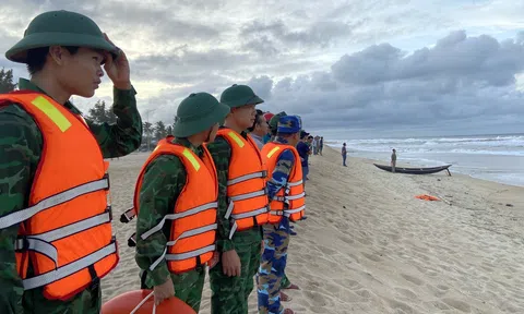 Thừa Thiên – Huế: Nỗ lực tìm kiếm nam sinh viên bị sóng biển cuốn ra xa